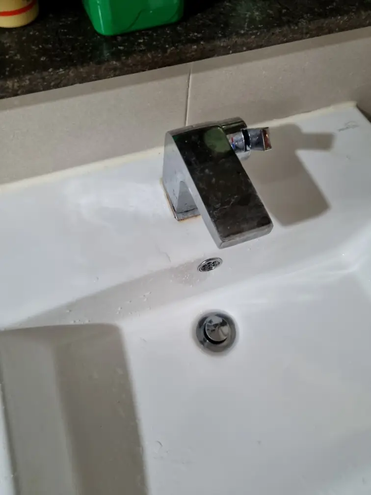 세면대 원홀 수전 교체로 물 누수와 사용 불편 완벽 해결